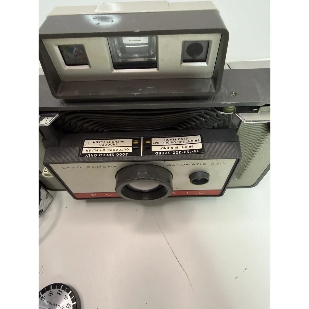 Vintage Polaroid Land Camera Automatic 220 w/ Flash,‎ Timer & Flashbulbs
